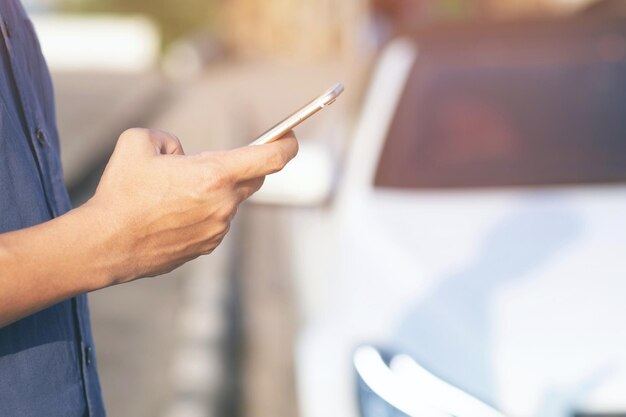 Foto sezione centrale di un uomo che usa il telefono in auto