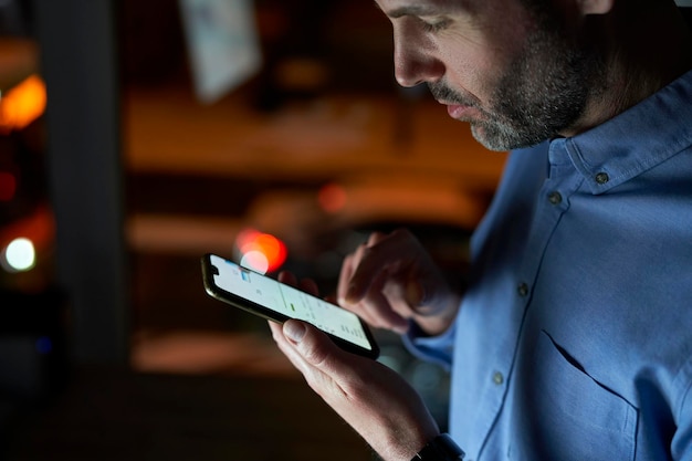 Photo midsection of man using phone in dark