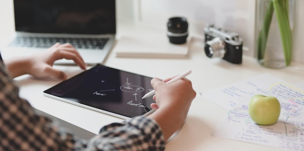 Photo midsection of man using smart phone on table