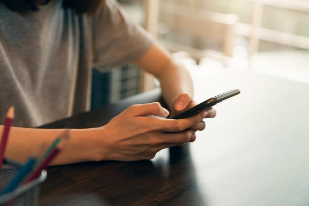 Photo midsection of man using smart phone on table