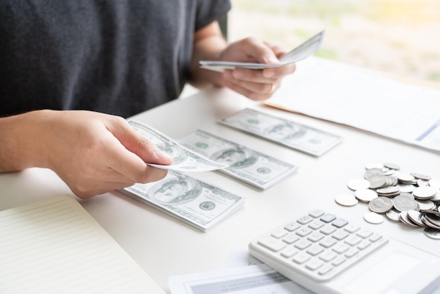 Photo midsection of man using smart phone on table