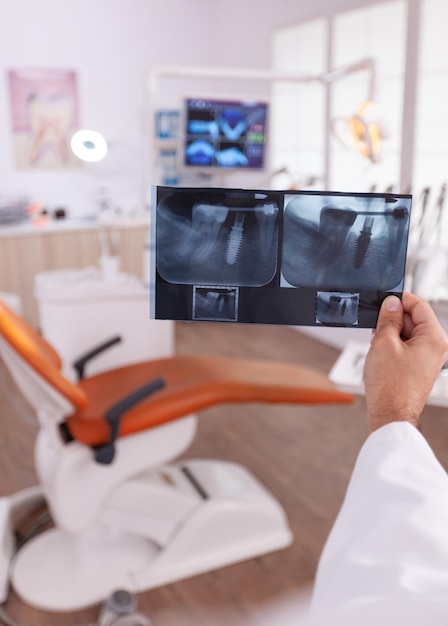 Photo midsection of man using smart phone on table