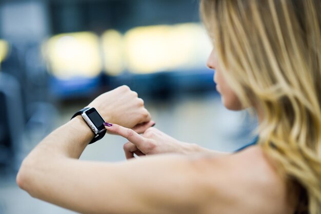 Photo midsection of man using smart watch