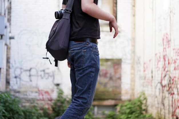 Photo midsection of man walking outdoors