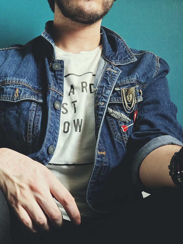 Photo midsection of man wearing denim jacket