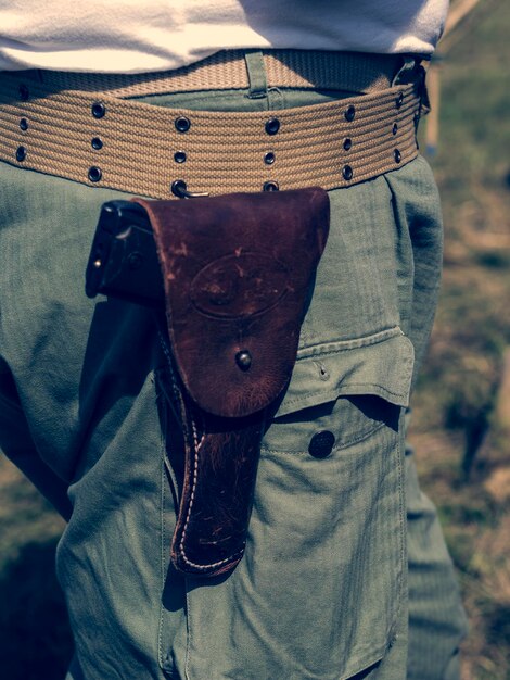 Foto sezione centrale di un uomo che indossa una carcassa per la pistola