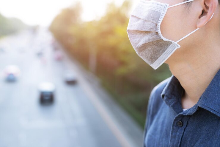 Photo 道路に対して汚染マスクをかぶった男性のミッドセクション