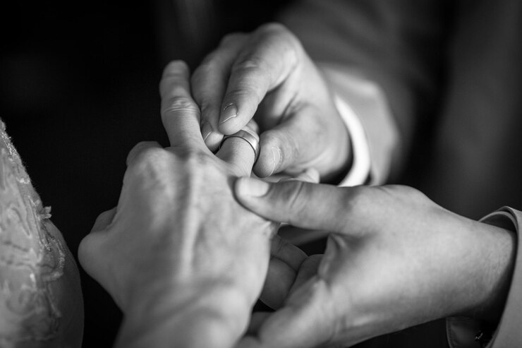Photo midsection of man wearing ring with woman