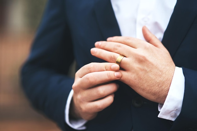 Photo midsection of man wearing ring