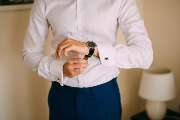 Photo midsection of man wearing wrist watch at home