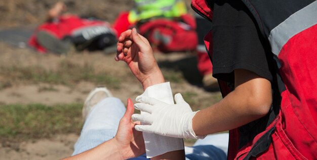 Photo midsection of man with broken hand