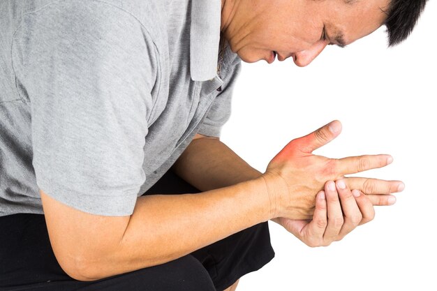Foto sezione centrale di un uomo con dolore alla mano su uno sfondo bianco