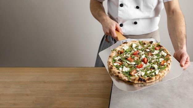 Photo midsection of man with pizza in background