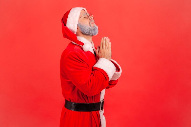 Photo midsection of man and woman standing against red background