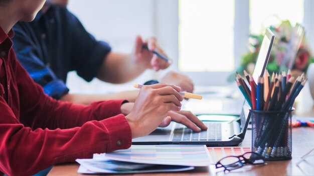 Photo midsection of man and woman working on table