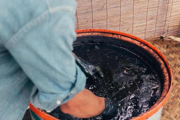 Photo midsection of man working in dye