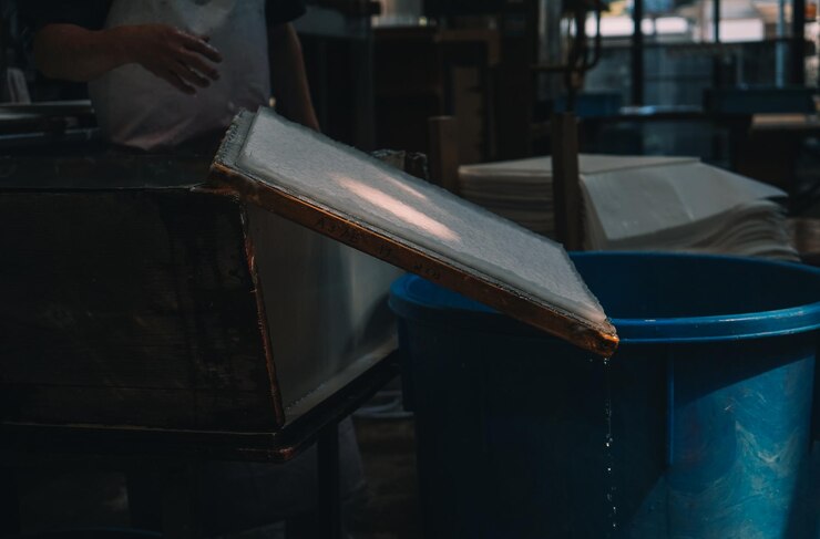 Photo midsection of man working in factory