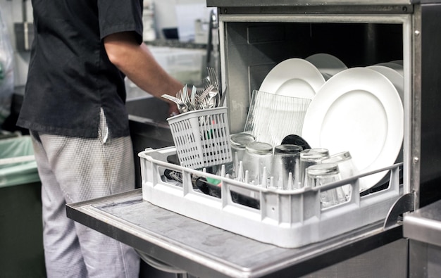 Foto sezione centrale di un uomo che lavora in cucina