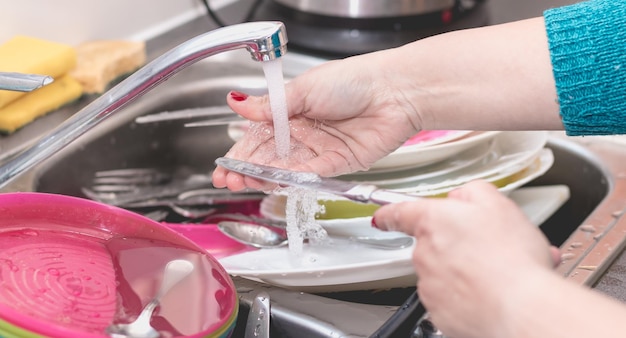 Foto sezione centrale di un uomo che lavora in cucina