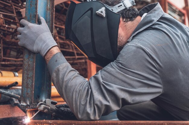 Photo midsection of man working on metal