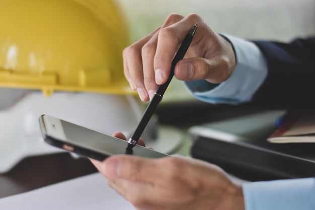 Photo midsection of man working on paper