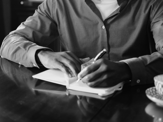 Photo midsection of man working at table