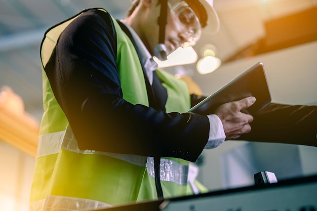 Photo midsection of man working with tablet