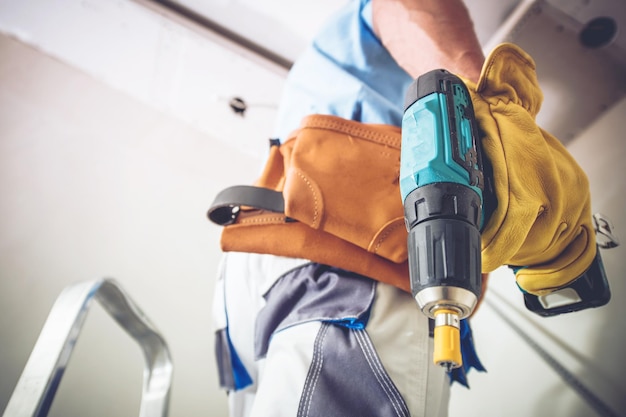 Foto sezione centrale dell'uomo al lavoro