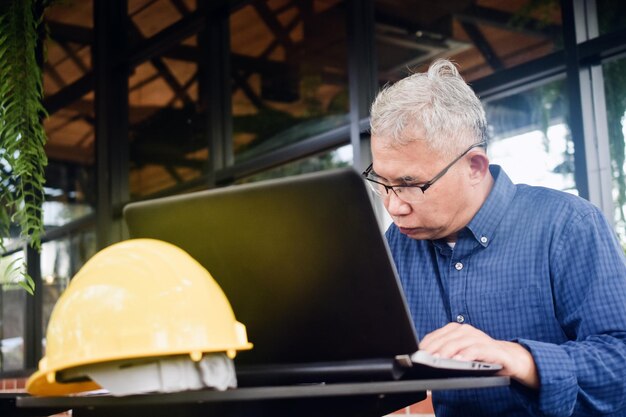 Photo midsection of man working