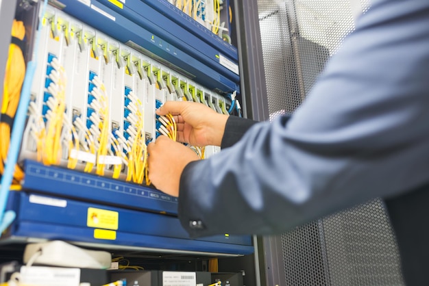 Foto sezione centrale dell'uomo al lavoro