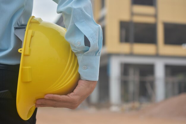 Foto sezione centrale dell'uomo al lavoro