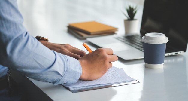 Photo midsection of man writing in diary