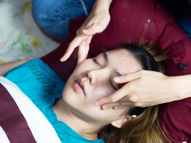 Foto sezione centrale di un massaggiatore che massaggia una donna alla spa