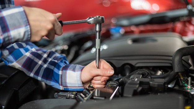 Photo midsection of mechanic repairing car