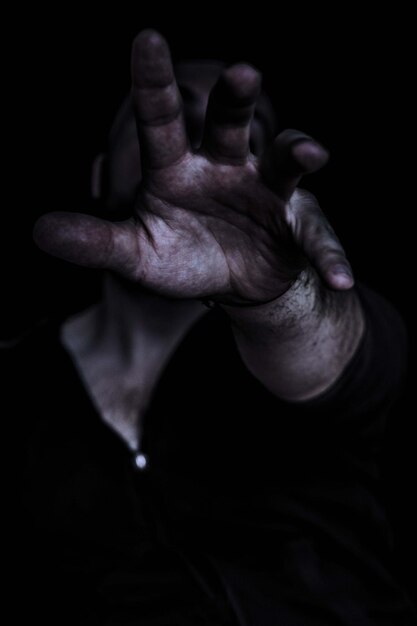 Photo midsection of men gesturing in darkroom