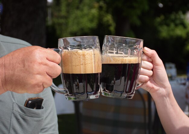 Photo midsection of men holding beer