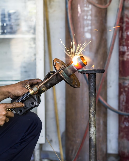 Photo midsection of metal worker working in factory