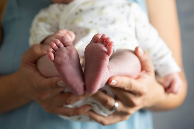 Foto sezione centrale di una madre che tiene in braccio il bambino a casa