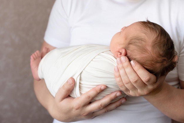 Foto sezione centrale della madre che tiene il bambino