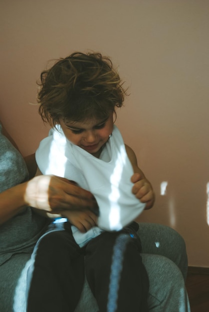 Foto sezione centrale di una madre con il figlio seduto a casa