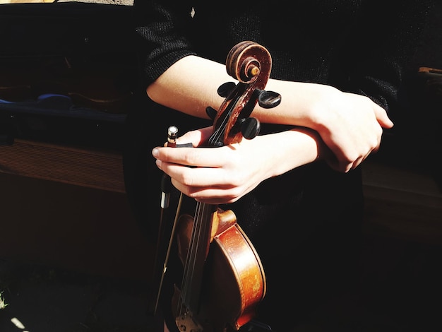 Photo midsection of musician holding violin