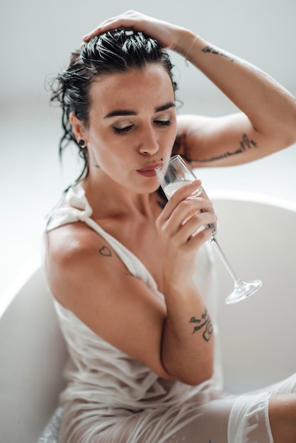 Фото Секция красивой женщины, пьющей из стакана.