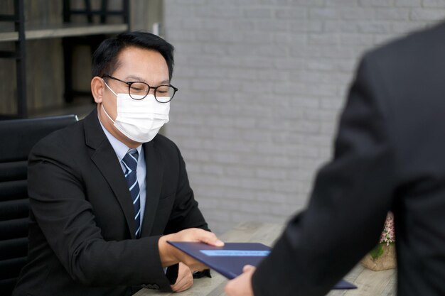 写真 女性の真ん中