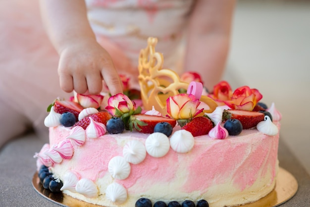 写真 赤ちゃんが触れるケーキの真ん中