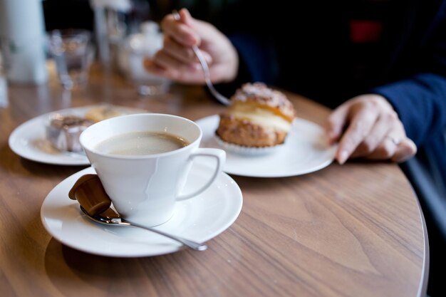 写真 テーブルの上のコーヒーカップの中央部分