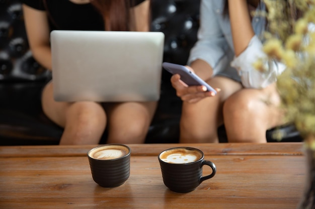 写真 テーブルの上のコーヒーカップの中央部分