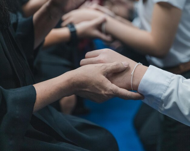 사진 손을 잡고 있는 커플의 중간 섹션