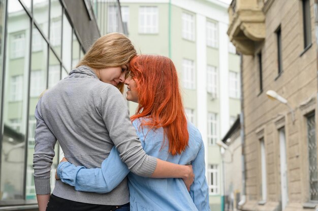 Фото Средний раздел пары, стоящей перед зданием