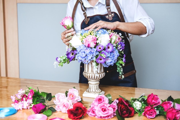 写真 花屋が花瓶に花を並べている中間部分