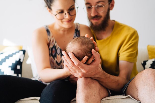 写真 家に座っている友達のミッドセクション